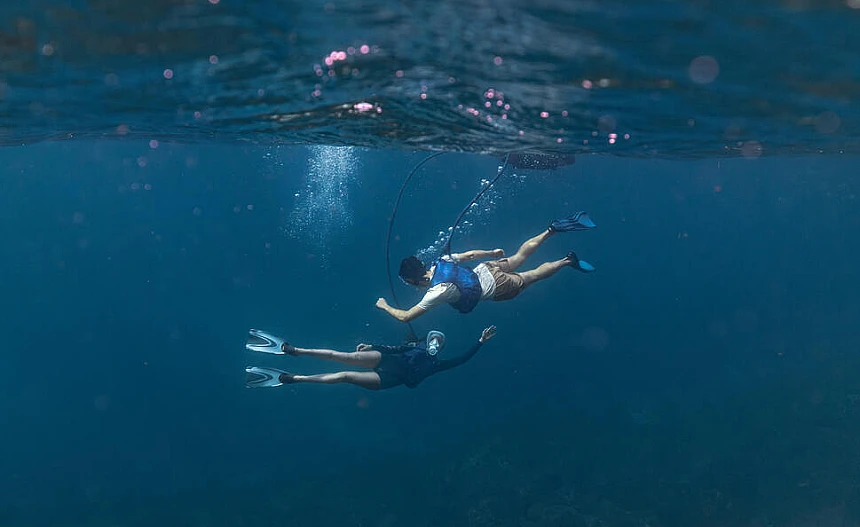 easybreath-dive-snorkeler-swimming-below-surface